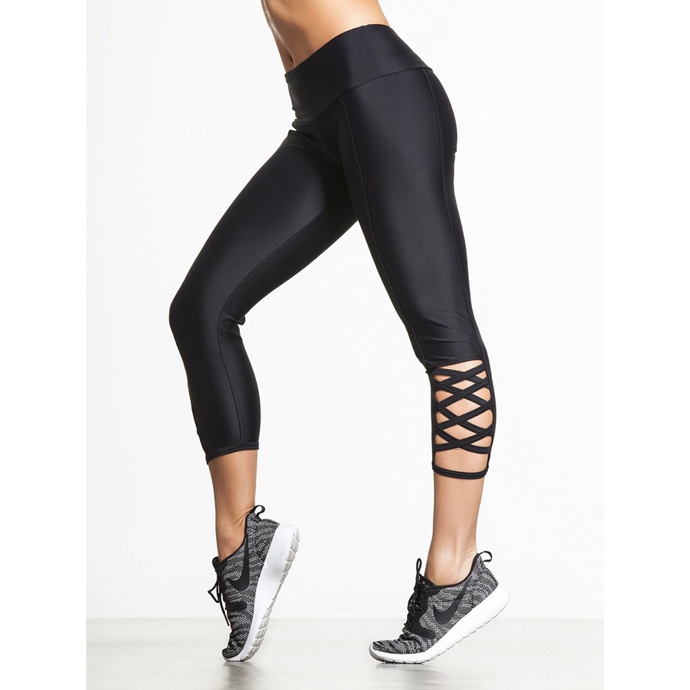 Onzie Black “Weave” Capri Leggings